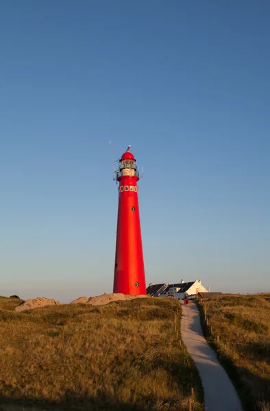 Roter Leuchtturm auf holländischer Insel — Stockfoto