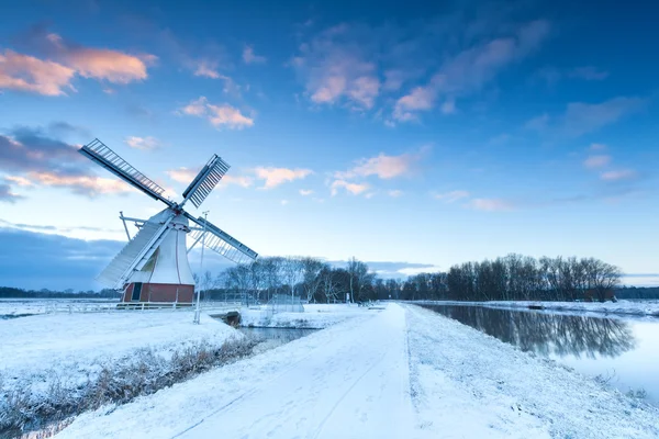 雪冬のオランダ風車 — ストック写真