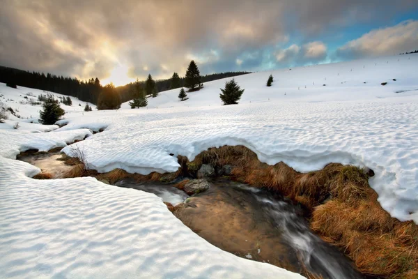 Puesta de sol de oro sobre el río de montaña en invierno —  Fotos de Stock