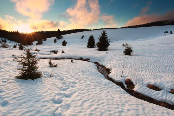 Puesta de sol sobre el río de montaña en invierno —  Fotos de Stock