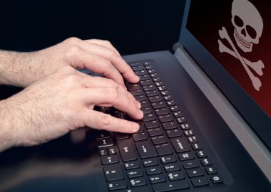 Bilgisayar defteri virüsü dolandırıcılığı veya spam bildirimi. İnternet çevrimiçi virüs uyarı simgesi.