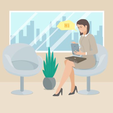 Tablet ile bir sandalyede oturan iş kadın