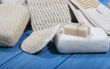 Mavi ahşap arka plan banyo ve spa aksesuarlar