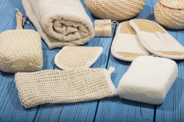 Mavi ahşap arka plan banyo ve spa aksesuarlar