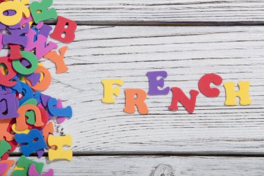 renkli kelimeleri Fransız renkli harflerle Beyaz ahşap tahta üzerinde yapılan