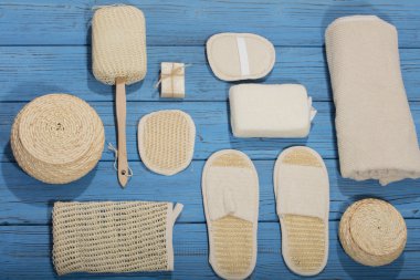 Mavi ahşap arka plan banyo ve spa aksesuarlar