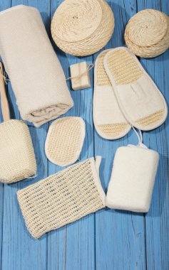 Mavi ahşap arka plan banyo ve spa aksesuarlar