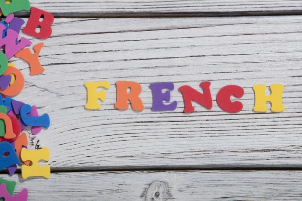Le parole colorate francese fatta con lettere colorate sopra bordo di legno bianco — Foto Stock