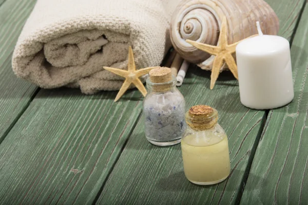 Spa omgeving met essentie olie, natuurlijke zeep, zachte handdoek — Stockfoto