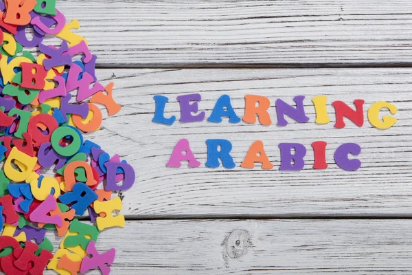 Renkli kelime Arapça renkli harflerle Beyaz ahşap tahta üzerinde yapılan — Stok fotoğraf