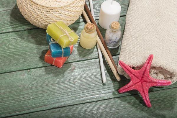 Ambiente spa com óleo de essência, sabão natural, toalha macia — Fotografia de Stock