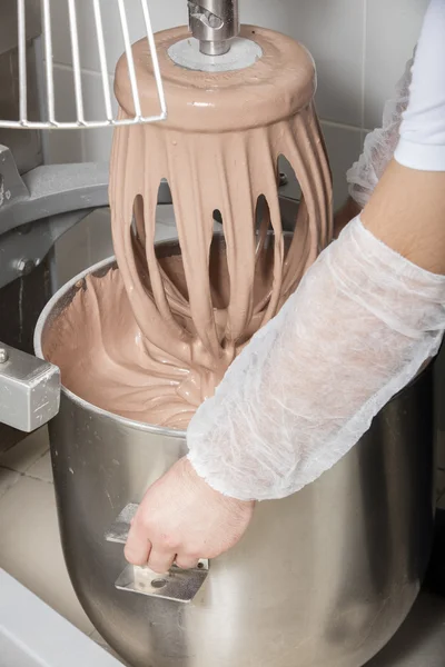 Chef está preparando mistura de bolo na máquina de amassar misturador de pão industrial — Fotografia de Stock