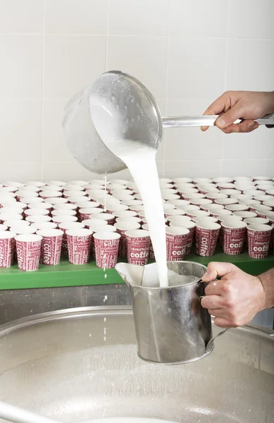 Szakács készül ayran — Stock Fotó