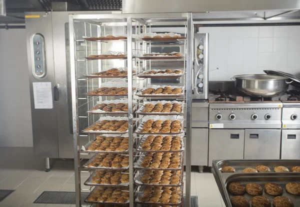 Productie van lekkere taarten in de bakkerij — Stockfoto