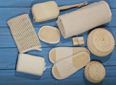 Mavi ahşap arka plan banyo ve spa aksesuarlar