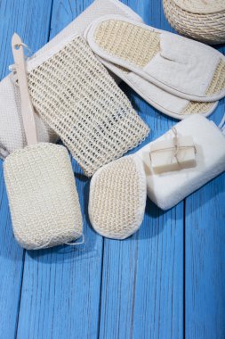 Mavi ahşap arka plan banyo ve spa aksesuarlar