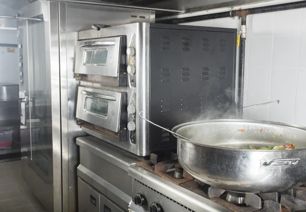 Commerciële keuken in een hotel of restaurant — Stockfoto