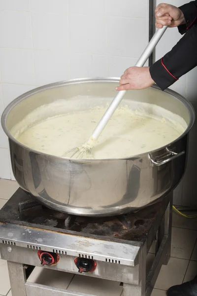 Chef cooking soup at restaurant kitchen — Stock Photo, Image