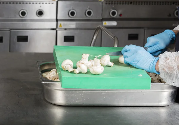 Chef preparando alimentos e cortando cogumelos em uma cozinha de restaurante — Fotografia de Stock