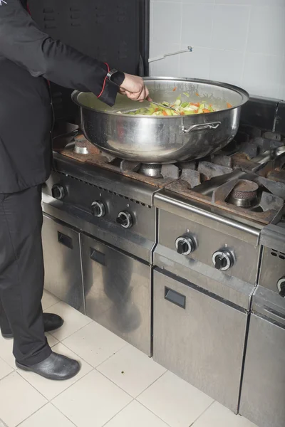 Cocinero cocina en la cocina comercial — Foto de Stock