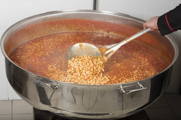 Chef cooking beans at commercial kitchen-bean — Stock Photo, Image