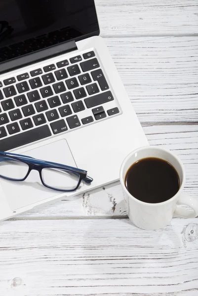 Mix van kantoorbenodigdheden en gadgets op een houten tafel achtergrond. van bovenaf bekijken — Stockfoto