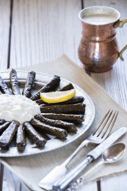 sarma yemek-pirinç ve nane üzüm asma yapraklarında sarılmış