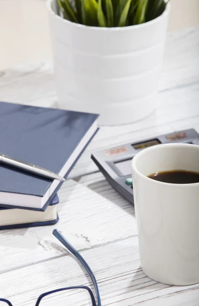 Mix van kantoorbenodigdheden en gadgets op een houten tafel achtergrond. van bovenaf bekijken — Stockfoto