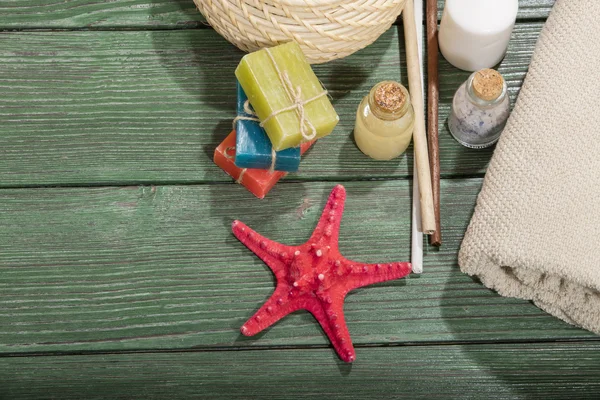 Ambiente de spa con aceite esencial, jabón natural, toalla suave — Foto de Stock