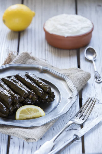 Dolmades turcas em fundo de madeira — Fotografia de Stock