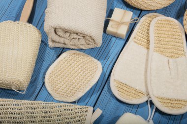 Mavi ahşap arka plan banyo ve spa aksesuarlar