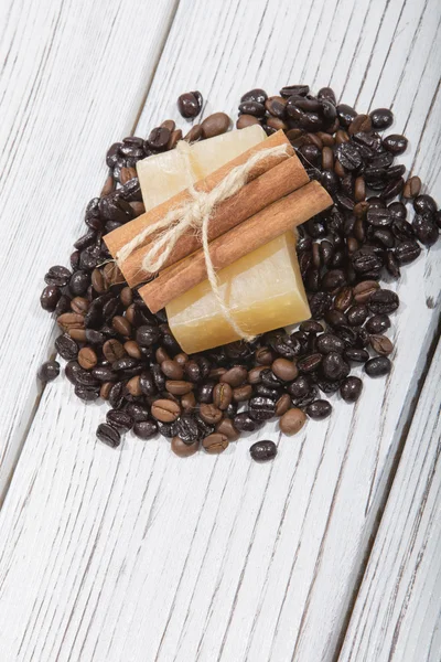 手作り石鹸と木製の背景のコーヒー — ストック写真