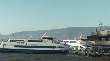 İzmir, Türkiye - 14 Ağustos 2020: Konak Ferry istasyonu İzmir Türkiye 'nin zaman aşımı.