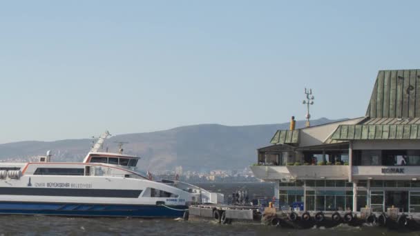 Izmir, Turquía - 14 de agosto de 2020: lapso de tiempo de la estación de ferry Konak Izmir Turquía. — Vídeos de Stock