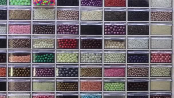 Sfondo con perline colorate lucide — Video Stock
