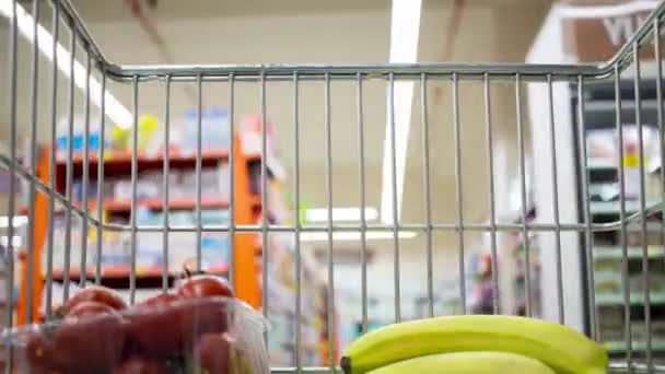 Košík s jídlem v supermarketu produkt životní styl koncept obchod nákupní vozík obchod kupující nákup na trhu hypermarket čas prodleva — Stock video