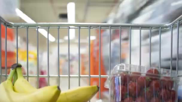 슈퍼마켓 상품의 생활 양식에 대한 음식 과 함께 카드 쇼핑 카트를 거래하는 상점 구매자는 시장에서의 초고속 시장 시간 감소를 구매 한다. — 비디오