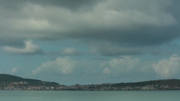Ayvalik en Cunda Island Panorama, roeien, Boot, Zon, Zee en Wolken — Stockvideo