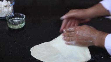Yakın plan el şefi hamur yoğuruyor.
