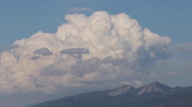 Yağmur bulutları dağların üzerinde toplandı.