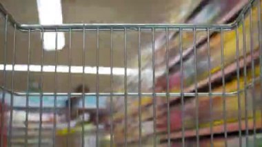 Süpermarket alışveriş zamanı geçmiş alışveriş arabası