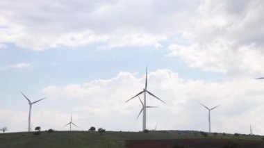 Sahada Dönen Rüzgar Türbinleri