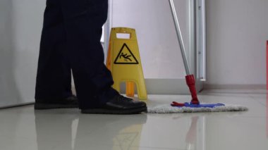 Süpürge Yerleri Süpüren ve Temizleyen Temizleyici