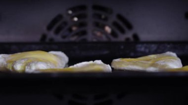 Fırında pişen börekler. Yemek pişirme görüntülerini hızlandırın