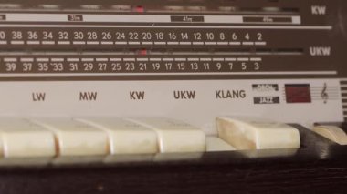 Analog vintage radyo kullanarak ellerin yakın plan görüntüsü