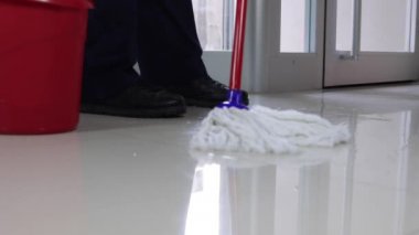 Süpürge Yerleri Süpüren ve Temizleyen Yavaş Hareket Temizleyicisi