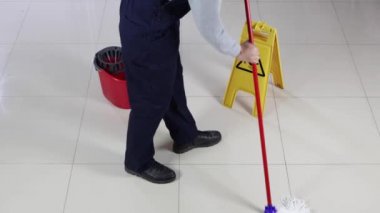 Süpürge Yerleri Süpüren ve Temizleyen Temizleyici