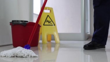 Süpürge Yerleri Süpüren ve Temizleyen Yavaş Hareket Temizleyicisi