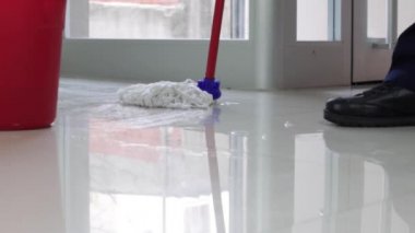 Süpürge Yerleri Süpüren ve Temizleyen Yavaş Hareket Temizleyicisi