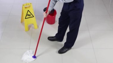 Süpürge Yerleri Süpüren ve Temizleyen Temizleyici